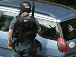 Svært bevæbnet politi har omringet huset i bydelen Ladbroke Grove. - Foto: AP 