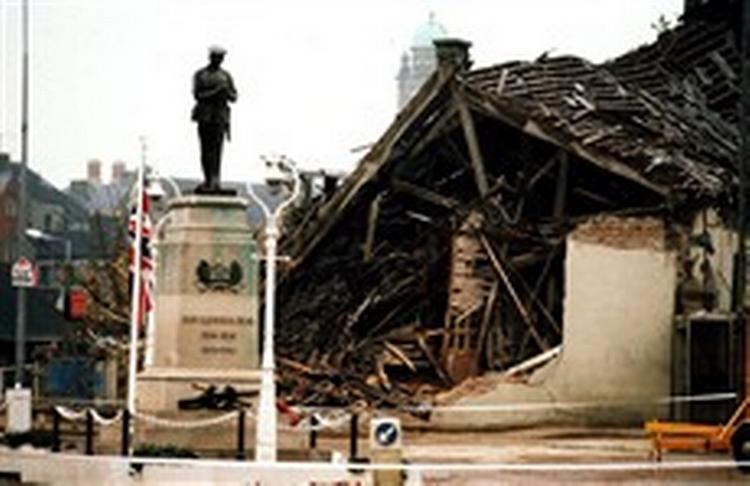 En af IRA s bomber, i Enniskillen i november 1987, ødelagde områdets forsamlingshus. Mange af ofrene for IRA-bomber har svært ved at tro på, at det virkelig er slut.   Arkivfoto: AP 