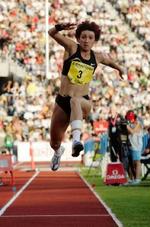 Trespringeren Tatjana Lebedeva, Rusland, har fortsat chancen for at snuppe en guldbarre. - Foto: AP 