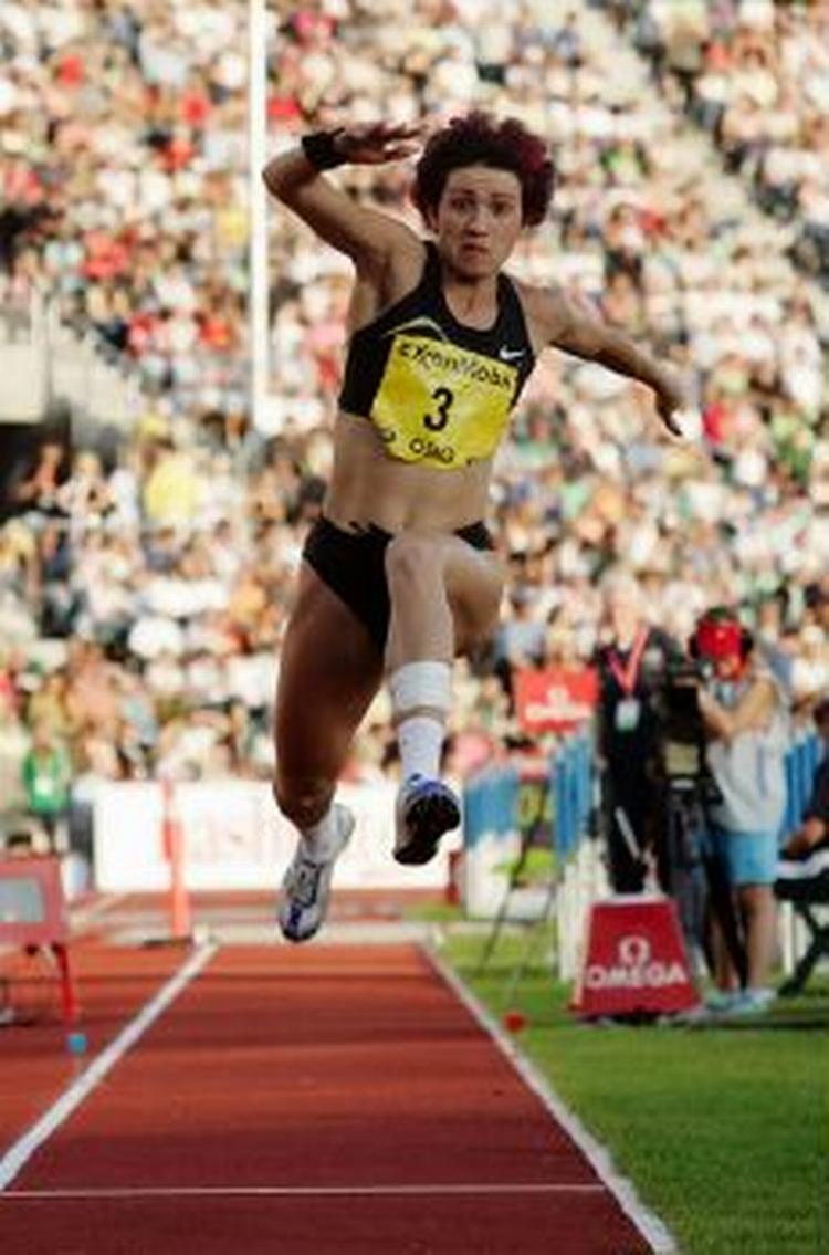 Trespringeren Tatjana Lebedeva, Rusland, har fortsat chancen for at snuppe en guldbarre. - Foto: AP 