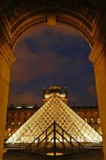 Louvre i aftenlys. - Foto: AP 