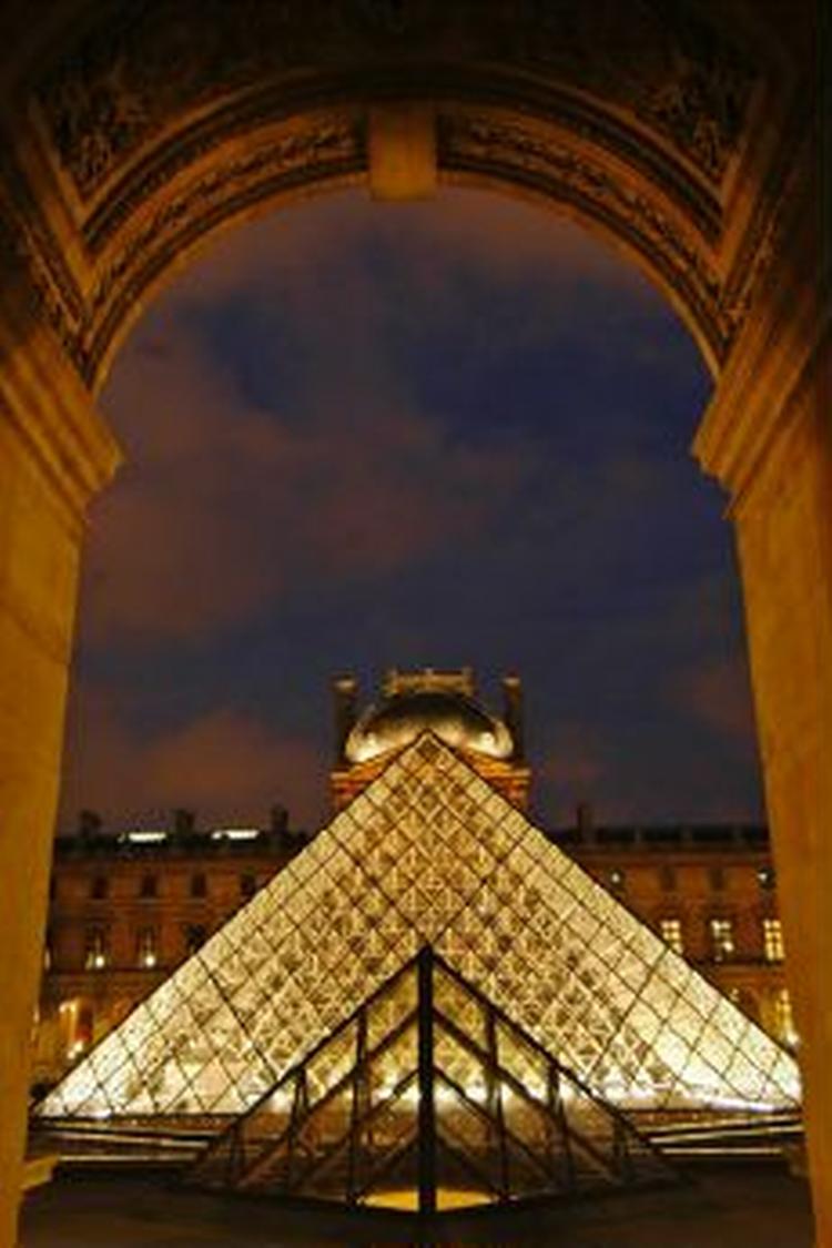 Louvre i aftenlys. - Foto: AP 