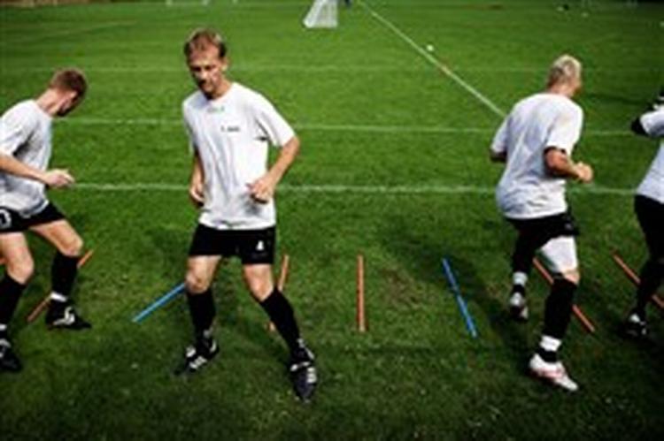 René Henriksen i gang med træningen sammen med de yngre AB-kræfter, der roligt kan tage ved lære af veteranen.   Foto: Mads Nissen 