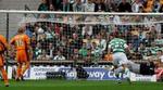Kerr (ikke i billedet) udligner til 1-1 for Motherwell mod Celtic. - Foto: AP 