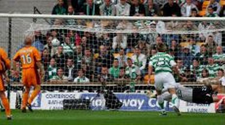 Kerr (ikke i billedet) udligner til 1-1 for Motherwell mod Celtic. - Foto: AP 