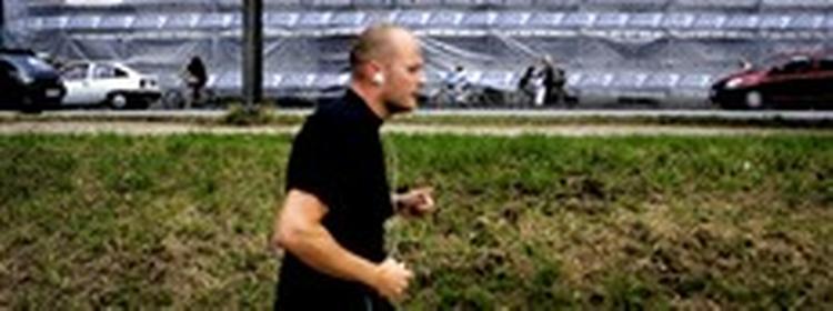 Turen rundt om søerne i København er populær blandt motionister. Men langs den stærkt trafikerede Nørre Søgade er der garanti for ekstra mange partikler i lungerne. - Foto: Peter Hove Olesen 