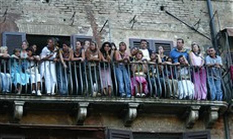 Lige nu er alt fryd og gammen i familien Italien, men giv dem lige et minut mere, så begynder det at fyge.   Foto: Lars Skaaning 