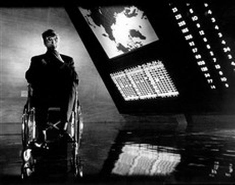 Når den manglende kontrol bliver fatal. Peter Sellers som Dr. Strangelove, alias Merkwürdigliebe, der prøver at skjule sin fortid som videnskabsmand i Hitlers tjeneste. Still fra Stanley Kubricks film fra 1964. 