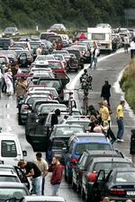 Der var ikke så meget andet at lave i den massive trafikprop på motorvej E20 end at nyde det typisk danske sommervejr. Bilkøen skyldtes et harmonikasammenstød.   Foto: Ole Frederiksen 