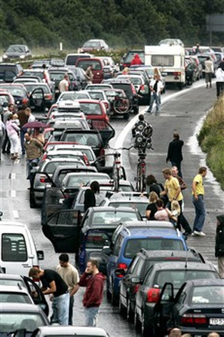 Der var ikke så meget andet at lave i den massive trafikprop på motorvej E20 end at nyde det typisk danske sommervejr. Bilkøen skyldtes et harmonikasammenstød.   Foto: Ole Frederiksen 