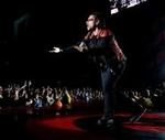 Bono gi'r den gas foran publikum i Parken. - Foto: Jens Dresling 