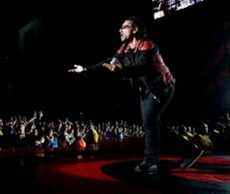 Bono gi'r den gas foran publikum i Parken. - Foto: Jens Dresling 