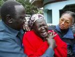 Sørgende eksil-sudanesere på gaden i Kenyas hovedstad Nairobi efter nyheden om Garangs død. - Foto: AP 