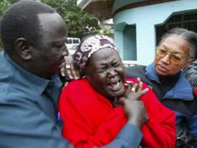 Sørgende eksil-sudanesere på gaden i Kenyas hovedstad Nairobi efter nyheden om Garangs død. - Foto: AP 