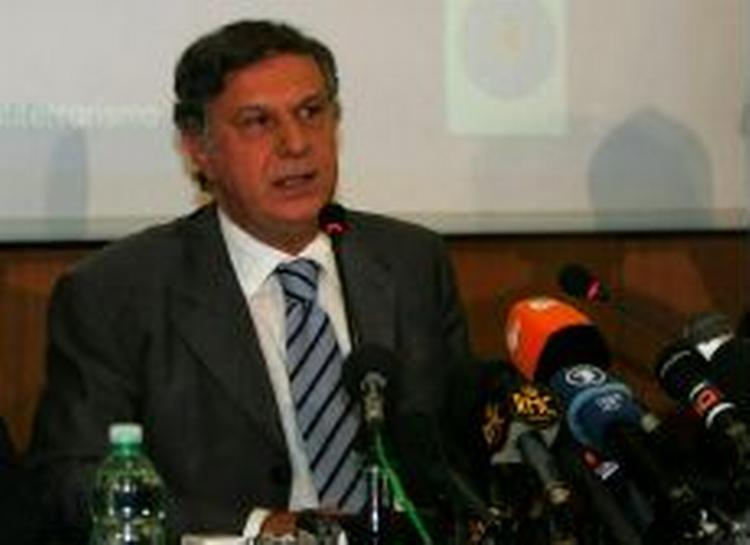 Den italienske politichef Carlo De Stefano fortalte i dag på en pressekonference, at den anholdte terror-mistænkte snart kan udleveres til England. - Foto: AP 