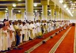 Bøn i den moské, hvor der tirsdag skal bedes for Kong Fahd. - Foto: AP 