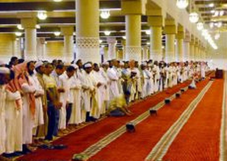 Bøn i den moské, hvor der tirsdag skal bedes for Kong Fahd. - Foto: AP 