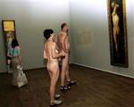 Dette par og cirka 48 andre museumsgæster valgte det nøgne look, da det østrigske kunstmuseum lokkede med gratis entré, mod at man lod tøjet blive i garderoben.   Foto: Lilli Strauss/AP 