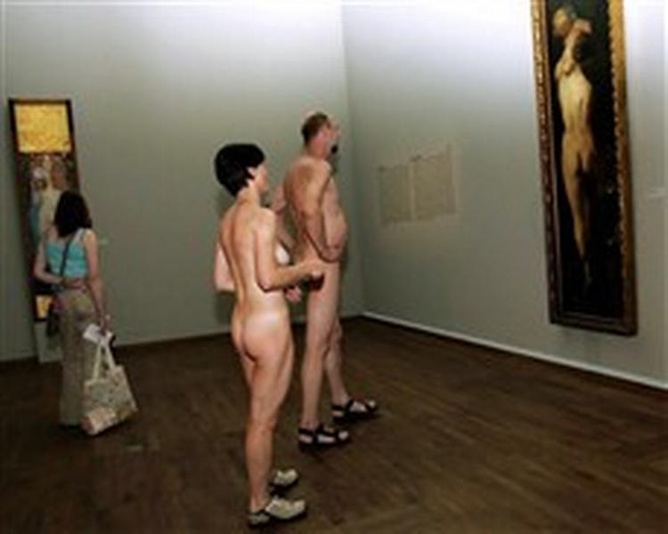 Dette par og cirka 48 andre museumsgæster valgte det nøgne look, da det østrigske kunstmuseum lokkede med gratis entré, mod at man lod tøjet blive i garderoben.   Foto: Lilli Strauss/AP 