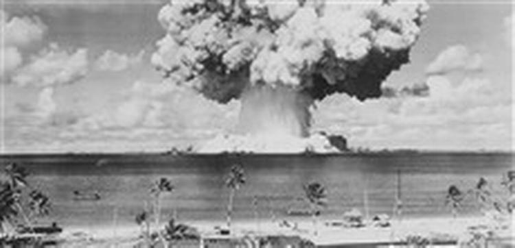 Fra 1946 til 1958 benyttede USA stillehavsatollen Bikini til testområde for i alt 23 kernevåbensprængninger.   Arkivfoto: Polfoto 