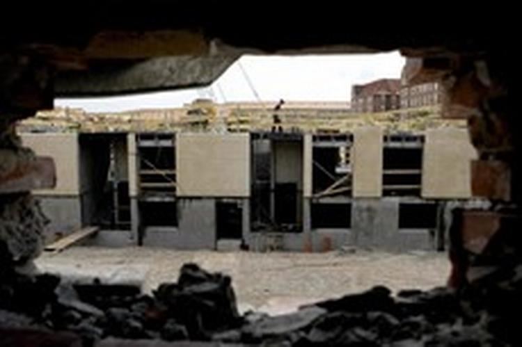 Jorden og grundvandet under Sadolin Parken er selv efter amagerkanske forhold meget forurenet. En membran under jorden skal sikre, at forureningen ikke siver op, men forholdene skal tjekkes årligt   på beboernes regning.   Foto: Peter Hove Ole 