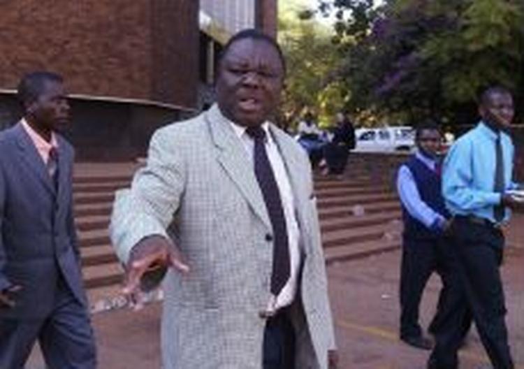 Lederen af oppositionen i Zimbabwe, Morgan Tsvangirai, slipper for at blive trukket i retten af regeringen i sag om forræderi. - Foto: AP 