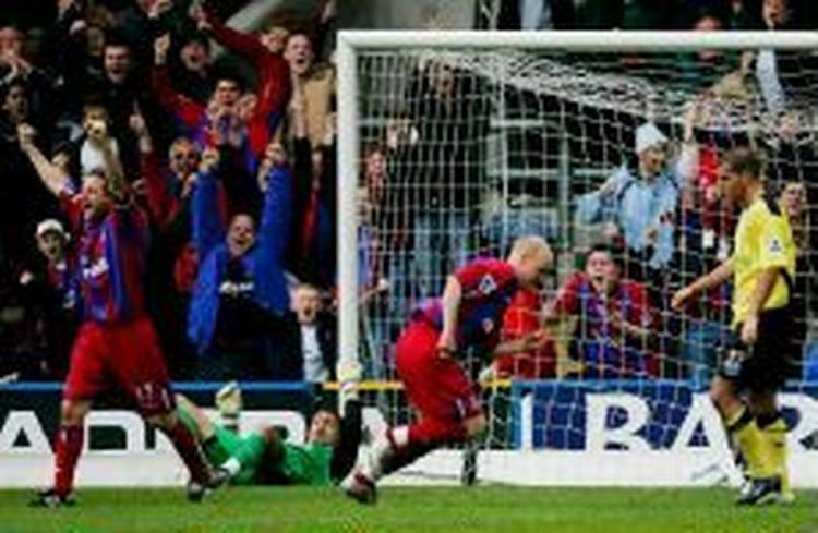 Johnson (i midten) bliver i Palace. - Arkivfoto: AP. 
