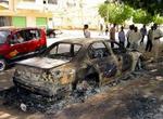 Sudanesere ser på ødelæggelserne fra gårsdagens uro. - Foto: AP 