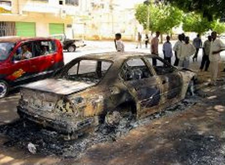 Sudanesere ser på ødelæggelserne fra gårsdagens uro. - Foto: AP 