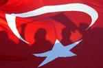 Efter planen skal EU begynde optagelsesforhandlingerne med Tyrkiet i oktober. Men flere lande er fortsat yderst skeptiske og stiller nye krav til tyrkerne. - Foto: AP 