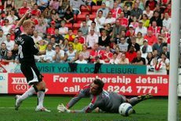 Stephan Andersen blev i sin Charlton-debut i maj 2005 passeret fire gange af Manchester United. - Arkivfoto: AP. 