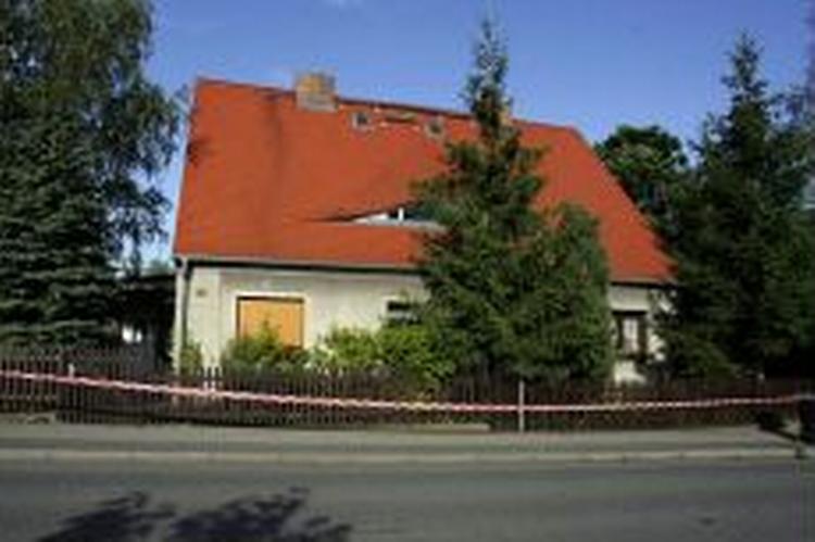 Det var i haven på denne ejendom, at politiet gjorde det uhyggelige fund. - Foto: AP 