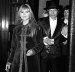 Mick Jagger og hans daværende kæreste, Marianne Faithfull, får politieskorte ud af retten i 1970, hvor han blev idømt en bøde for besiddelse af cannabis.   Arkivfoto: Polfoto 