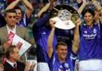 Anfører Ebbe Sand løftet trofæet for Schalke. - Foto: AP 