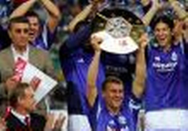 Anfører Ebbe Sand løftet trofæet for Schalke. - Foto: AP 