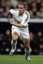 Noget tyder på, at Michael Owen snart er at finde i Premier League igen, for trængslen i frontkæden hos Real Madrid er efterhånden grotesk, og chefen vil ikke sure miner over en plads på reservebænken.   Arkivfoto: Rich 