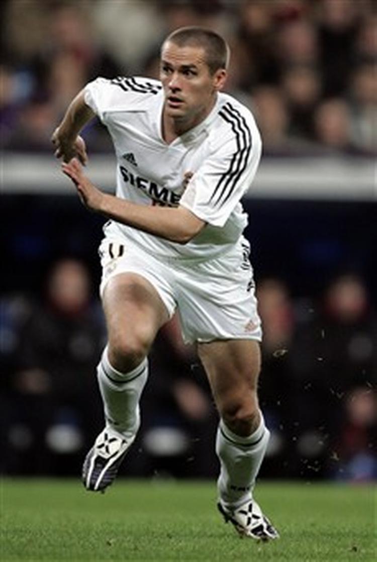 Noget tyder på, at Michael Owen snart er at finde i Premier League igen, for trængslen i frontkæden hos Real Madrid er efterhånden grotesk, og chefen vil ikke sure miner over en plads på reservebænken.   Arkivfoto: Rich 
