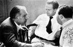 Niels Bohr i diskussion med to af sine nærmeste medarbejdere før krigen, Werner Heisenberg (i midten) og Wolfgang Pauli. Under krigen blev Bohrs forhold til Heisenberg meget betændt.   Arkivfoto: Polfoto 