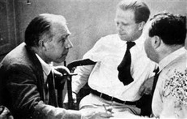 Niels Bohr i diskussion med to af sine nærmeste medarbejdere før krigen, Werner Heisenberg (i midten) og Wolfgang Pauli. Under krigen blev Bohrs forhold til Heisenberg meget betændt.   Arkivfoto: Polfoto 