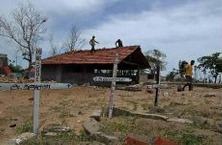 Genopbygningen er i fuld gang i den srilankanske by Mullaitivu. Men de mange penge udefra kan få uheldige konsekvenser. - Foto: AP 
