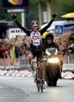 Første etape er vundet, og Ivan Basso kan køre i gult. - Foto: Claus Bonnerup 