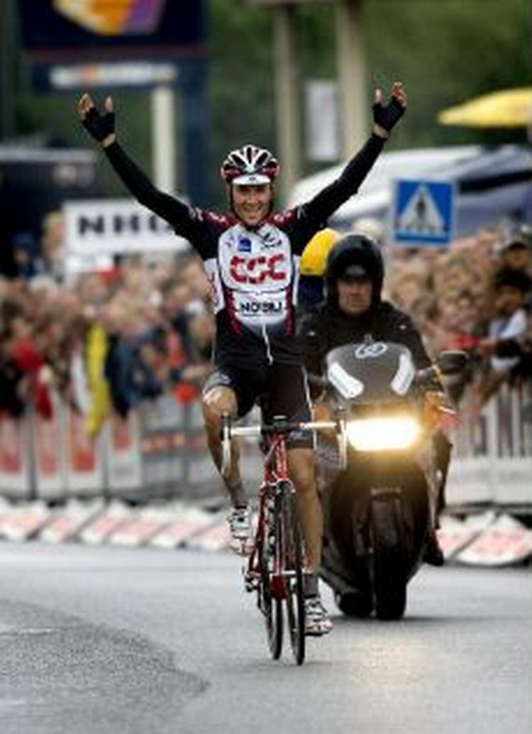 Første etape er vundet, og Ivan Basso kan køre i gult. - Foto: Claus Bonnerup 