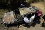 Naboer kikker på ødelæggelserne efter en amerikansk aktion i Ramadi vest for Bagdad. Soldaterne ransagede et hus, og i den efterfølgende ildkamp blev tre irakiske mænd og en kvinde dræbt.   Foto: AP 