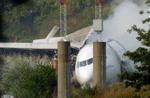 Der er stadig ingen sikker forklaring på, hvorfor flyet brød i brand. - Foto: AP 