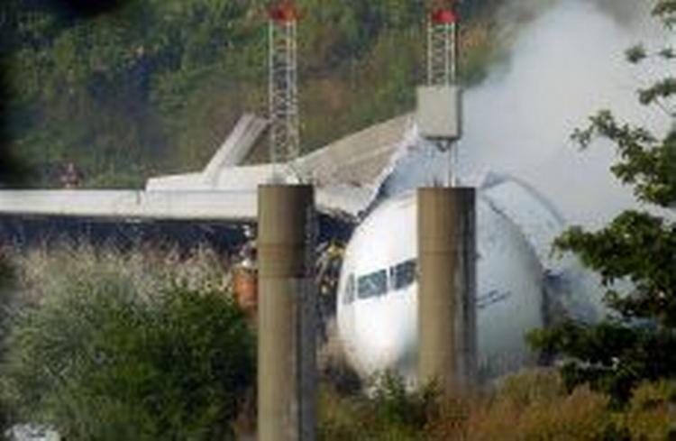 Der er stadig ingen sikker forklaring på, hvorfor flyet brød i brand. - Foto: AP 