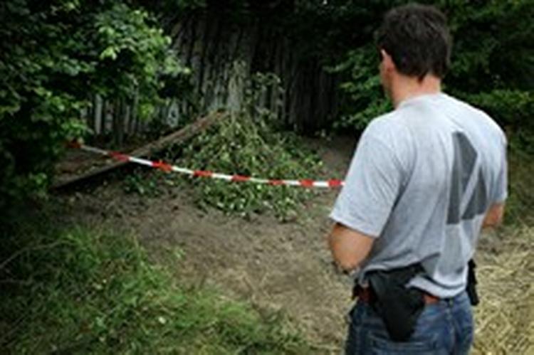 Kriminalpolitiet i Nordsjælland er kommet på gravearbejde.   Foto: Jens Dresling 