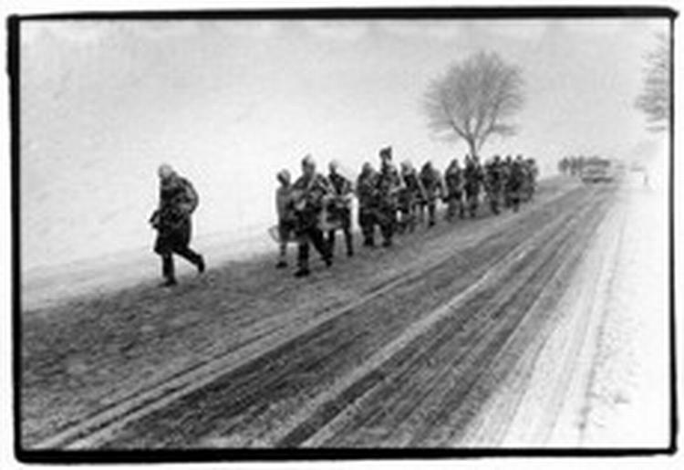 Af de tre danske protestmarcher fra Holbæk til København var den i 1961 hjemsøgt af det værste vejrlig. Omkring hundrede af de 2.000 vandrere måtte opgive på vejen før Roskilde.   Arkivfoto: Ebbe Andersen 
