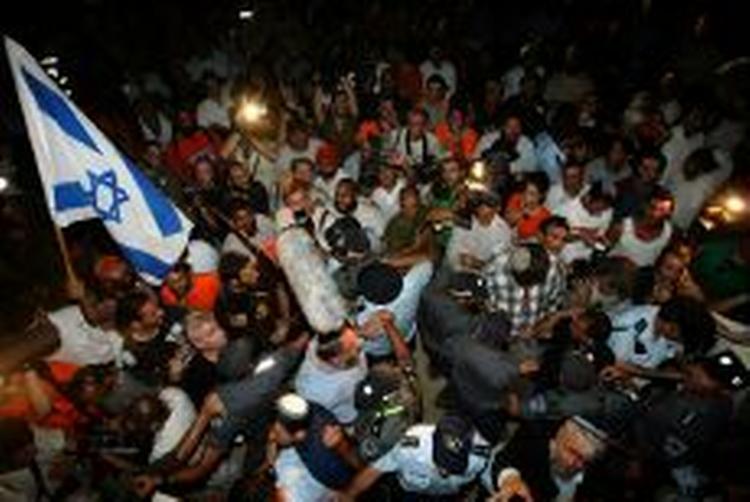Tusindvis af demonstranter måtte opgive at nå frem til Gaza. - Foto: AP 