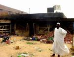 En arabisk mand står foran sit nedbrændte hus i Khartoum. Optøjer og kampe mellem tilhængere af afdøde Garang og præsidentens støtter har kostet mange døde og nedbrændte butikker. - Foto: AP 