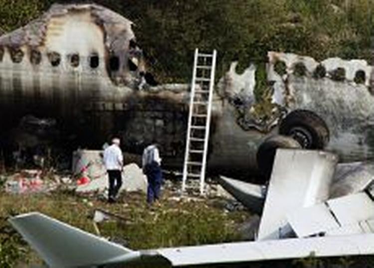 Det kommer til at tage lang tid at finde ud af, hvorfor Air France-flyet fortsatte ud over landingsbanen. - Foto: AP 